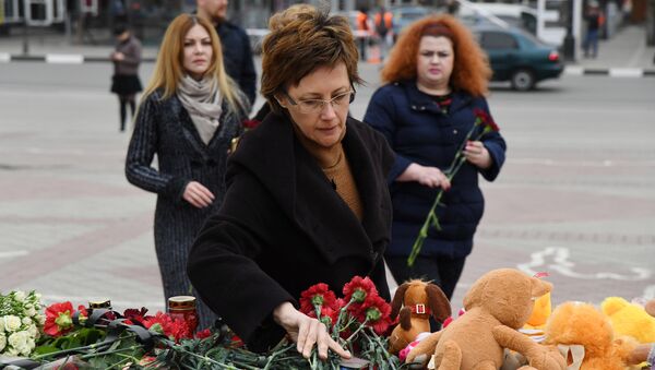 Симферопольцы несут цветы на площадь им. Ленина в память о погибших на пожаре в ТЦ в Кемерово