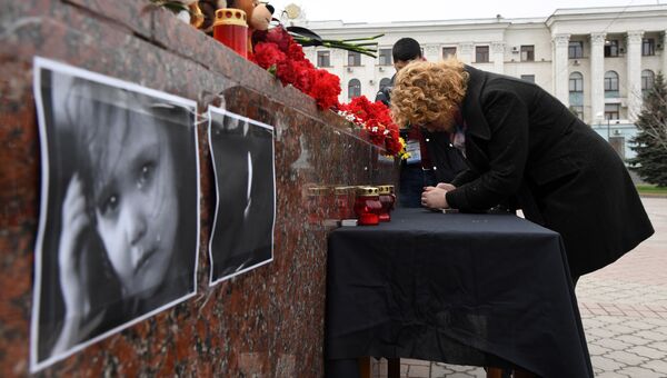 Симферопольцы несут цветы и свечи на площадь им. Ленина в память о погибших на пожаре в ТЦ в Кемерово