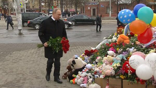 Путин возложил букет алых роз в память о жертвах пожара в Кемерово