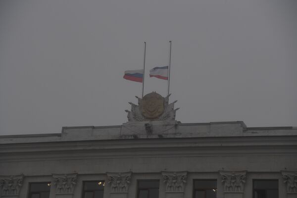 Приспущенные флаги на здании Совета министров РК Приспущенные флаги на здании Совета министров РК
