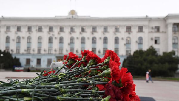Цветы, которые люди принесли на площадь им. Ленина в Симферополе в память о погибших на пожаре в ТЦ Кемерово