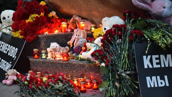 Севастопольцы несут цветы и игрушки в память о погибших на пожаре в ТЦ Кемерово