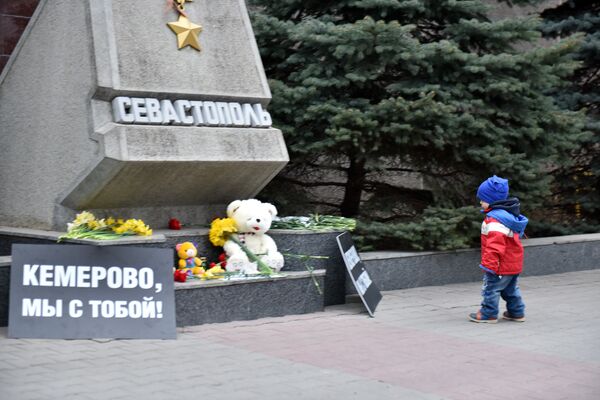 В Севастополе прошла акция в память о жертвах трагедии в Кемерово. 27 марта 2018 В Севастополе прошла акция в память о жертвах трагедии в Кемерово. 27 марта 2018