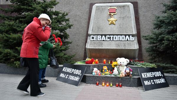 В Севастополе прошла акция в память о жертвах трагедии в Кемерово. 27 марта 2018