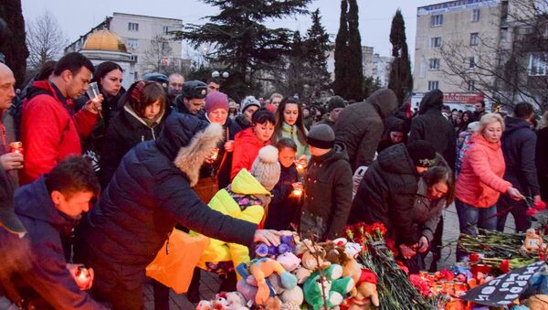 В Евпатории прошел траурный митинг по погибшим на пожаре в ТЦ Кемерово