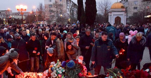 В Евпатории прошел траурный митинг по погибшим на пожаре в ТЦ Кемерово В Евпатории прошел траурный митинг по погибшим на пожаре в ТЦ Кемерово