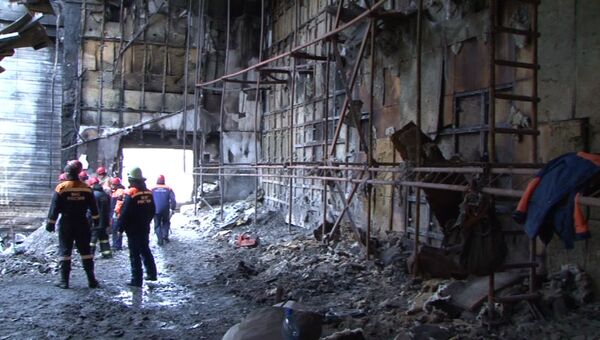 Сотрудники МЧС РФ в пострадавшем от пожара помещении ТЦ Зимняя вишня в Кемерово