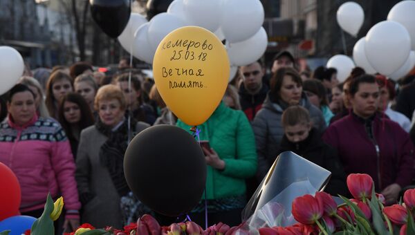 Акция памяти жертв, погибших на пожаре в ТЦ Кемерово на площади им. Ленина в Симферополе