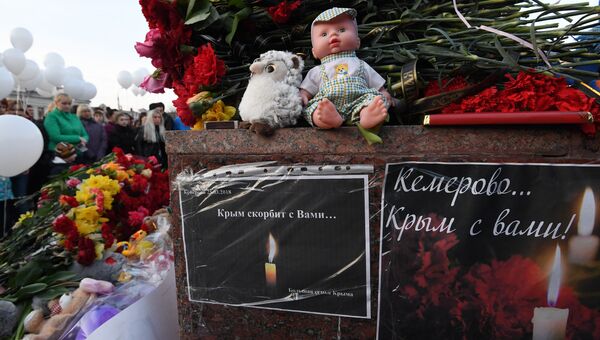 Импровизированный мемориал на площади им. Ленина в Симферополе, куда горожане несут игрушки и цветы в память о погибших в трагедии в Кемерово