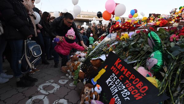 Акция памяти по жертвам, погибшим на пожаре в Кемерово, на площади им. Ленина в Симферополе