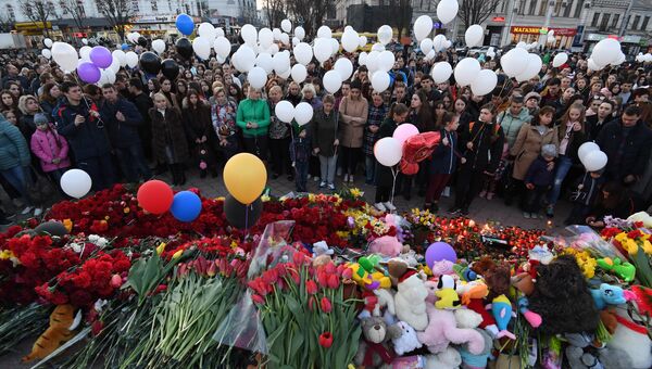 Люди на площади им. Ленина в Симферополе на акции памяти о погибших на пожаре в ТЦ Кемерово