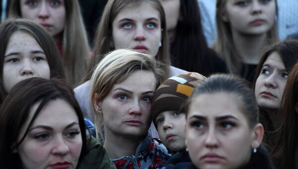 Люди на акции в память о погибших в трагедии в Кемерово на площади им. Ленина в Симферополе