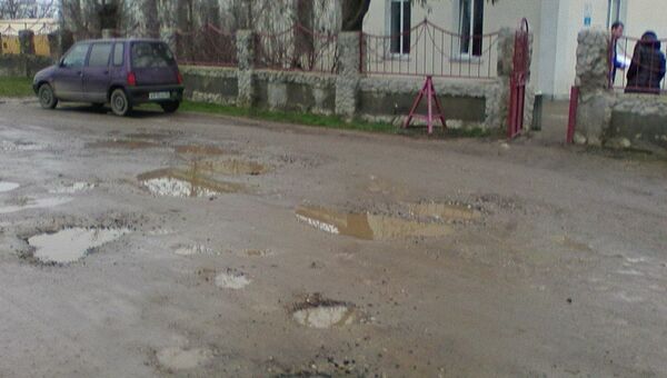 Дорога возле одной из крымских школ