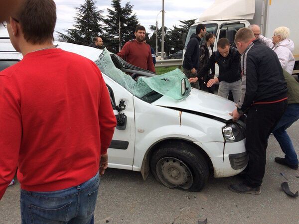 На автовокзале Алушты перевернулась машина На автовокзале Алушты перевернулась машина
