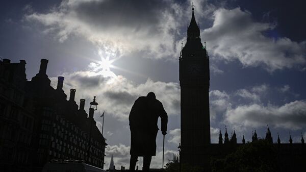 Памятнику Уинстону Черчиллю у здания Парламента в Лондоне, Великобритания. Март 2017
