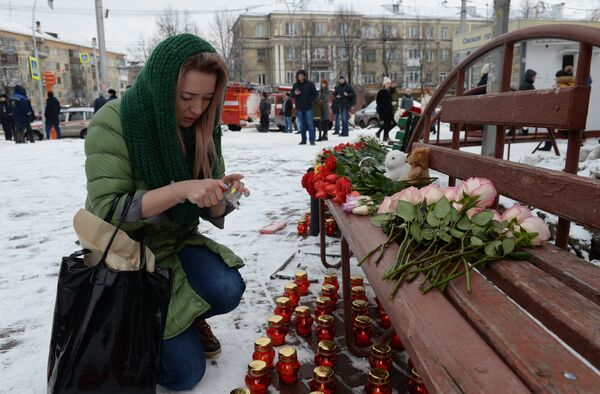 Цветы в память о погибших в ТЦ «Зимняя вишня» Цветы в память о погибших в ТЦ «Зимняя вишня»