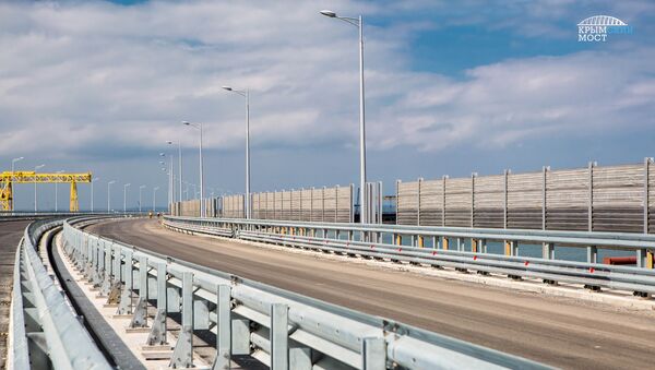 Установка акустических экранов для снижения шумовой нагрузки на дороге вдоль трассы Крымского моста
