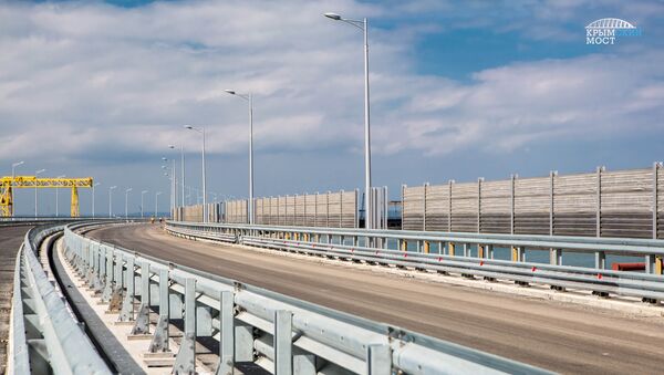 Видео установки акустических экранов для снижения шумовой нагрузки на дороге вдоль трассы Крымского моста