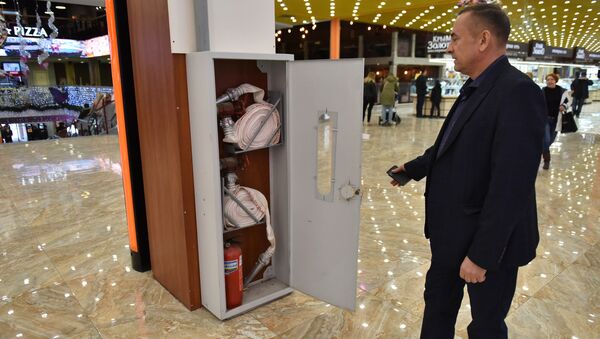 Заместитель генерального директора торгового центра Муссон (Севастополь) Александр Супрун показывает один из гидрантов