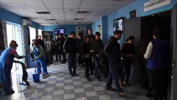 Посетители кинотеатра Спартак возвращаются в кинозал после плановой эвакуации в рамках проверки противопожарной безопасности