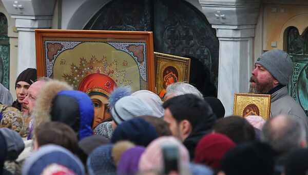 Верующие во время молебна в Киеве