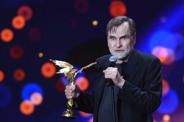 Режиссер, продюсер Сергей Сельянов во время награждения в номинации Лучший игровой фильм за фильм Аритмия режиссера Бориса Хлебникова на XXXI церемонии вручения Национальной кинематографической премии Ника Режиссер, продюсер Сергей Сельянов во время награждения в номинации Лучший игровой фильм за фильм Аритмия режиссера Бориса Хлебникова на XXXI церемонии вручения Национальной кинематографической премии Ника