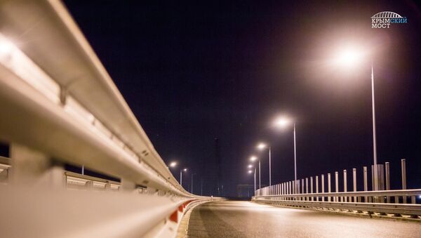 Строители Крымского моста провели тестовое включение наружного освещения