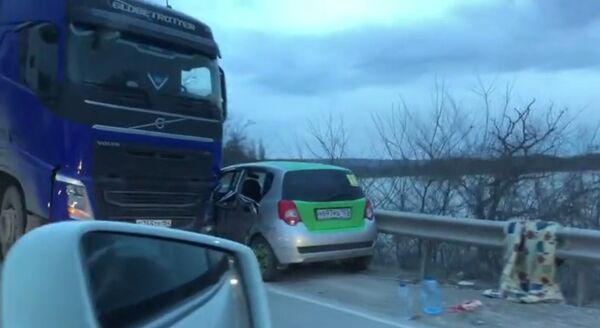 ДТП с участием грузовика и легковушки в районе Грушевского перевала ДТП с участием грузовика и легковушки в районе Грушевского перевала