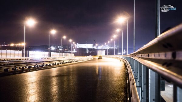 Строители Крымского моста провели тестовое включение наружного освещения