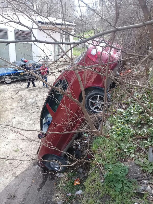 В поселке Аэрофлотский в Симферополе иномарка упала с парапета В поселке Аэрофлотский в Симферополе иномарка упала с парапета