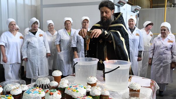 Обряд освящения куличей на хлебозаводе Крымхлеб в канун Пасхи