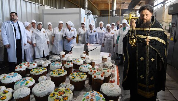 Видео освящения пасхальный куличей на хлебозаводе Крымхлеб в Симферополе