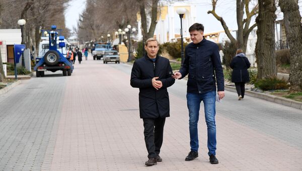 Глава администрации Евпатории Андрей Филонов во время прогулки с корреспондентом сайта РИА Новости Крым