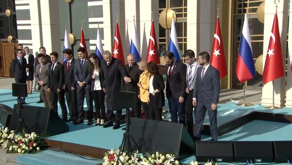 Путин, Эрдоган, девушки, или Как правильно встать для совместного фото