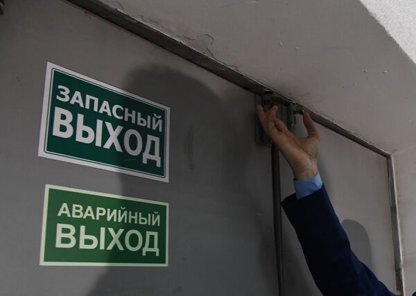 Прокурор Центрального района города Симферополя Максим Анисин проверяет доступность путей эвакуации в ТЦ Центрум Прокурор Центрального района города Симферополя Максим Анисин проверяет доступность путей эвакуации в ТЦ Центрум