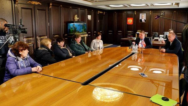 Встреча членов семей экипажа судна Норд с властями Керчи