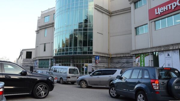Автомобили, припаркованные возле торгового центра в Ялте