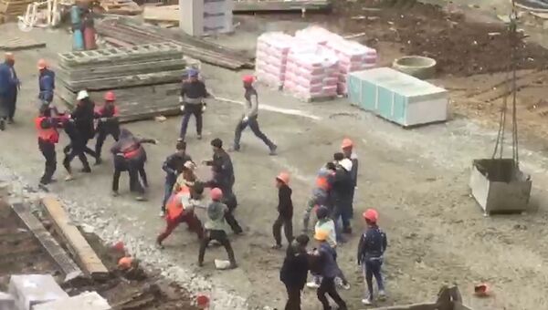 Массовая драка рабочих на стройплощадкеке в Краснодаре. Съемка очевидца
