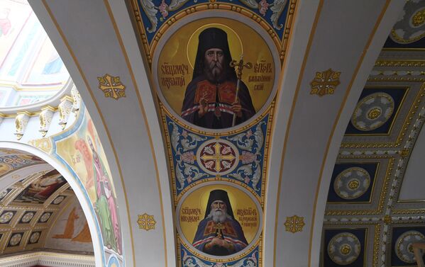 Образы на стенах Алексанро-Невского кафедрального собора в Симферополе