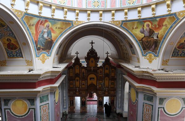 Основной зал Александро-Невского кафедрального собора в Симферополе