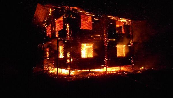 Пожар в двухэтажном нежилом доме в поселке Приморский