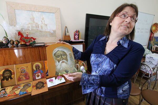 Директор воскресной школы Купель Любовь Ксендзова-Степина показывает иконописные работы 7-летней воспитанницы Ульяны Головко Директор воскресной школы Купель Любовь Ксендзова-Степина показывает иконописные работы 7-летней воспитанницы Ульяны Головко