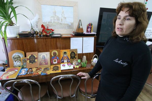 Преподаватель иконописи в воскресной школе Купель Оксана Киселевская рядом с работами своих воспитанников Преподаватель иконописи в воскресной школе Купель Оксана Киселевская рядом с работами своих воспитанников