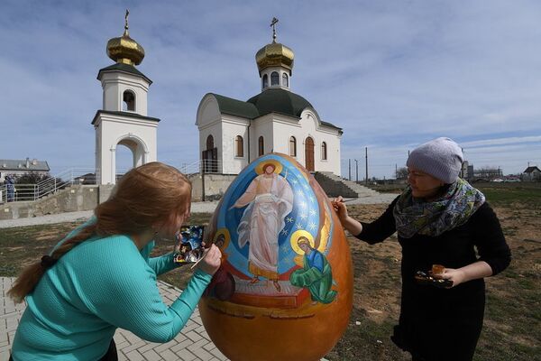 Преподаватели воскресной школы Купель расписывают арт-объект - акриловое пасхальное яйцо Преподаватели воскресной школы Купель расписывают арт-объект - акриловое пасхальное яйцо