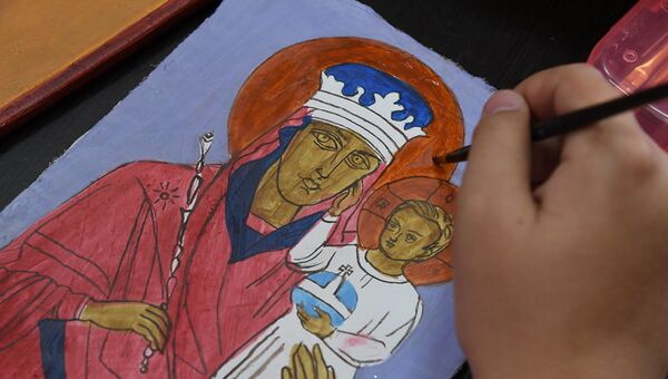 Воспитанники воскресной школы Купель пишут икону