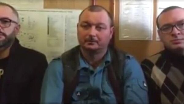 Капитан задержанного судна Норд Владимир Горбенко с адвокатами на стоп-кадре видеозаписи обращения, распространенного в социальных сетях