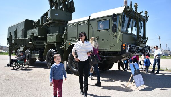 Посетители выставки военной техники в рамках празднования Дня ПВО в Севастополе