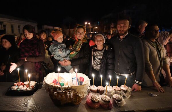 Верующие на пасхальных богослужениях в Петро-Павловском кафедральном соборе в Симферополе Верующие на пасхальных богослужениях в Петро-Павловском кафедральном соборе в Симферополе