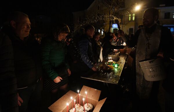 Верующие на пасхальных богослужениях в Петро-Павловском кафедральном соборе в Симферополе Верующие на пасхальных богослужениях в Петро-Павловском кафедральном соборе в Симферополе
