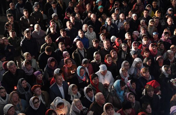 Верующие на пасхальных богослужениях в Александро-Невском кафедральном соборе в Симферополе Верующие на пасхальных богослужениях в Александро-Невском кафедральном соборе в Симферополе